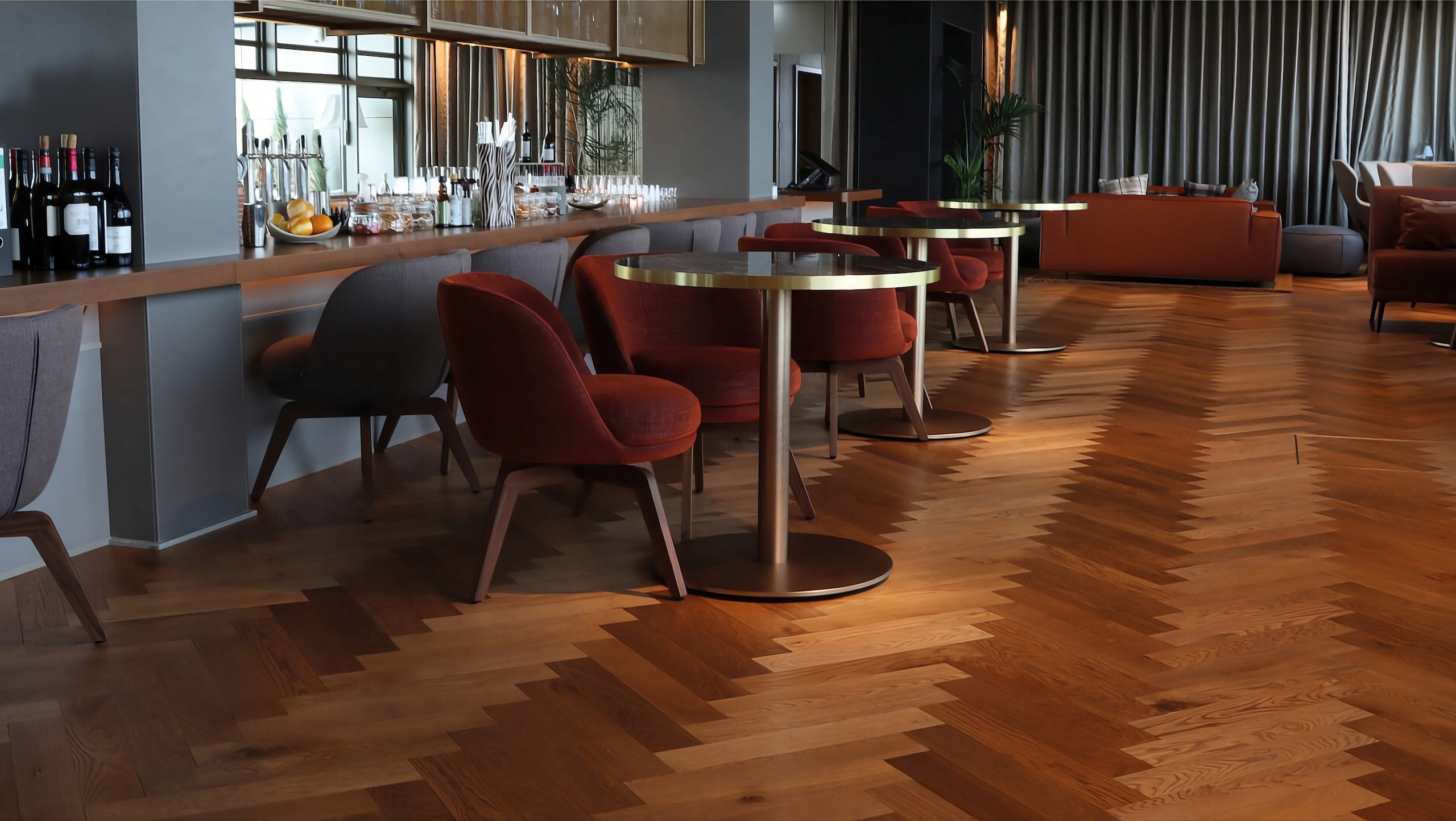 Parkett im Fischgrätmuster in einer hochwertig wirkenden Hotellobby.